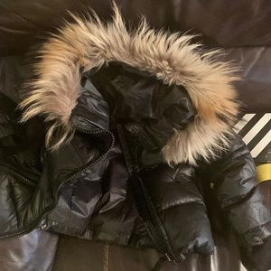 Toddler all black SAMS. COAT SIZE ( 4-6 )